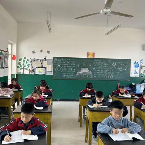 笔墨飘香满校园，书法比赛展风采