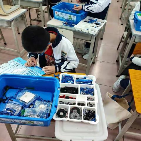 龙口西小学穗园校区周三2/15第一节机器人搭建伸缩门。