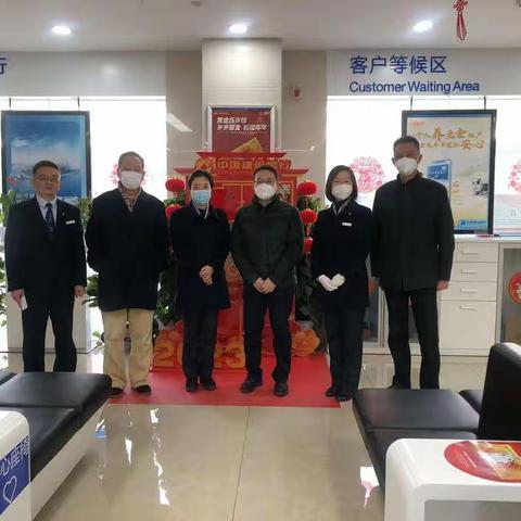 江岸支行副行长肖伟到水利支行慰问