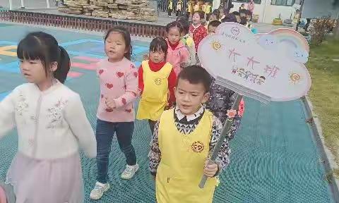 棒棒幼儿园大七班 怀着崇敬接纳孩子，带着爱教育他们，护送他们迈向自由之旅。