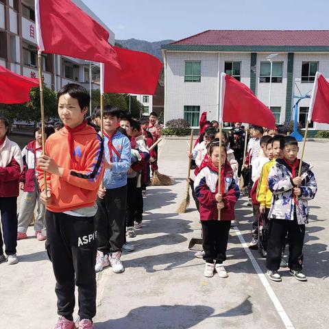 雷锋精神伴我行—— 漕泊小学雷锋月社区公益大扫除活动