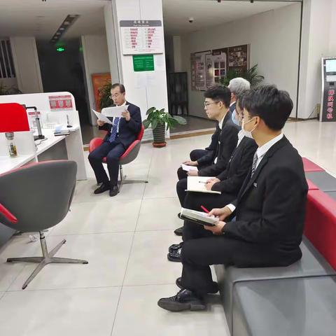 定西通渭支行组织相关人员利用夕会时间学习员工违规行为处理规定