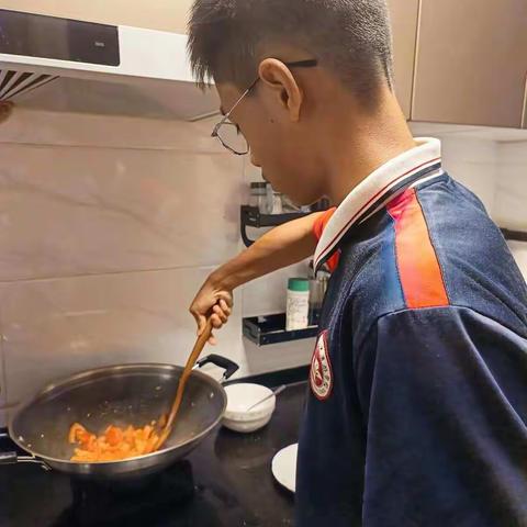 广东韶关实验中学七年级六班谢承志        番茄炒鸡蛋制作教程