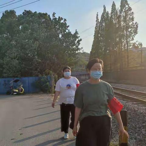 珠山区里村街道陶溪川社区开展庆国庆、保安全、作贡献、实现安全年铁路护路巡查活动