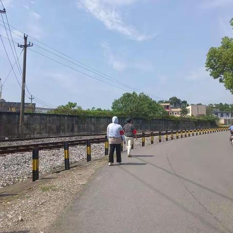 珠山区里村街道陶溪川社区开展铁路护路巡查