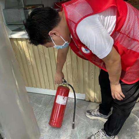 开展灭火器专项检查，让“平安法治星”闪耀社区