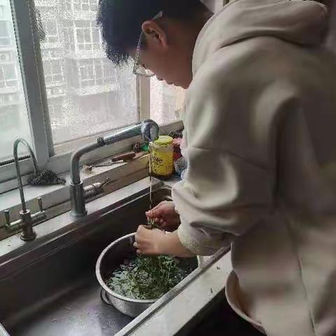 秀一把厨艺 感恩父母——沁园中学八四班