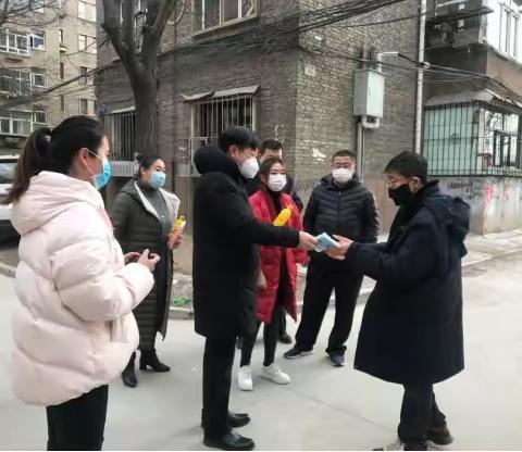 为困难户送口罩   解燃眉之急——平城区人大副主任李培荣为大庆路街困难户送口罩