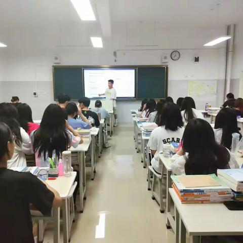 高等职业技术学院开展当好“自身安全第一责任人”安全教育主题班会