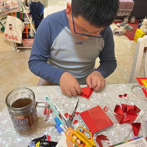 剪起来跟家人一起用红纸设计制作剪纸作品