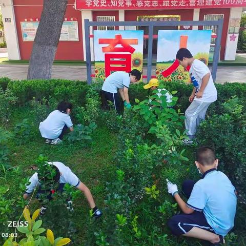 挥锹除草，美化校园——卧龙学校特色托管活动记劳动课程