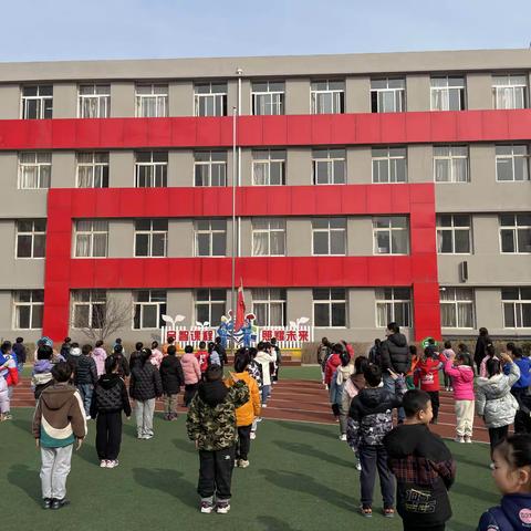 仪式课程｜先盛里小学“三月春风暖人心  雷锋精神伴我行”主题升旗仪式