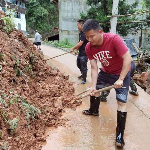 新华村发生山体滑坡道路受阻 经抢修目前已基本恢复通行