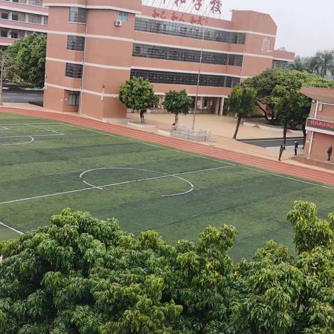 家校携手共成长——新和学校初中部七四班家长进课堂活动。