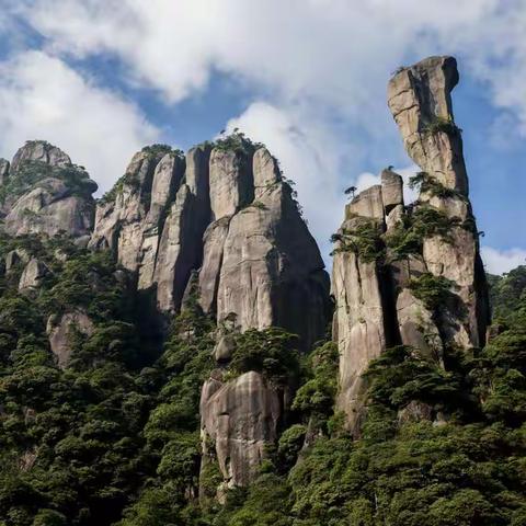 囯家级风景名胜区、世界自然遗产的三清山，境内峰岩秀逸、怪石嶙峋、古木茂盛、云海层层，誉为"人间仙山"。