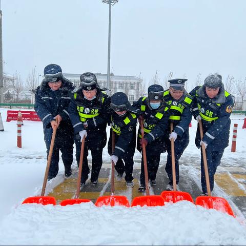 新镇匝道收费站闻雪而动 齐心保畅