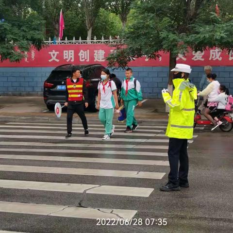 风雨无阻   为爱守护——二年二班家长护卫队