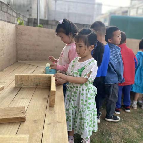 幼儿园的生活是快乐的时间⏱是让人猝不及防的东西🍂转眼间快乐的一周悄悄溜走了嘿😁让我们把镜头拉近些