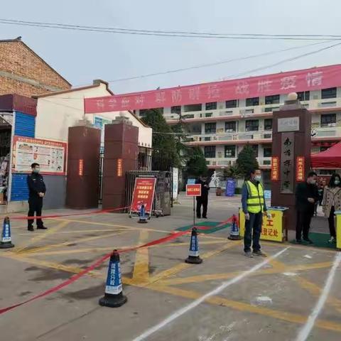 警翼护行平安上学路        ——南指挥派出所多措并举做好校园安全防范工作