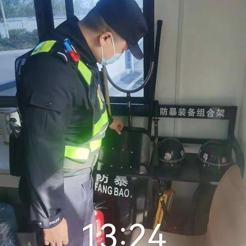 常宁路派出所在辖区常宁宫进行反恐及消防检查