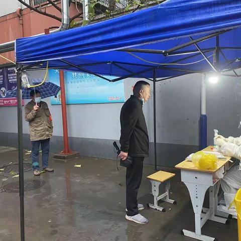 致敬！风雨中的坚守者！