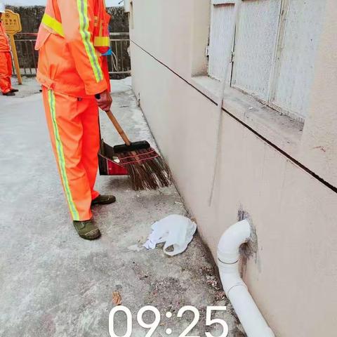 坚守岗位  做好日常环卫工作