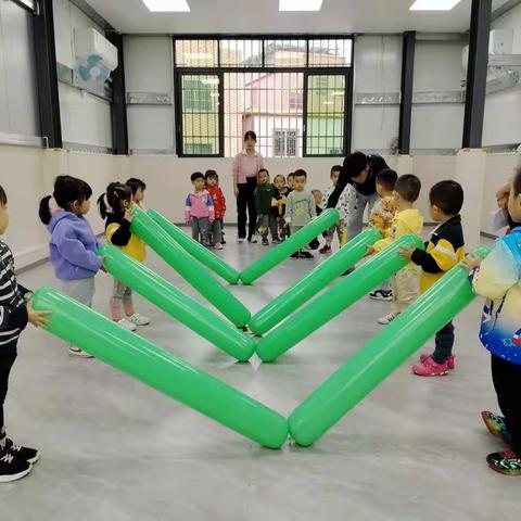 钟四幼儿园小三班第十周体能课活动【神奇棒棒棒】