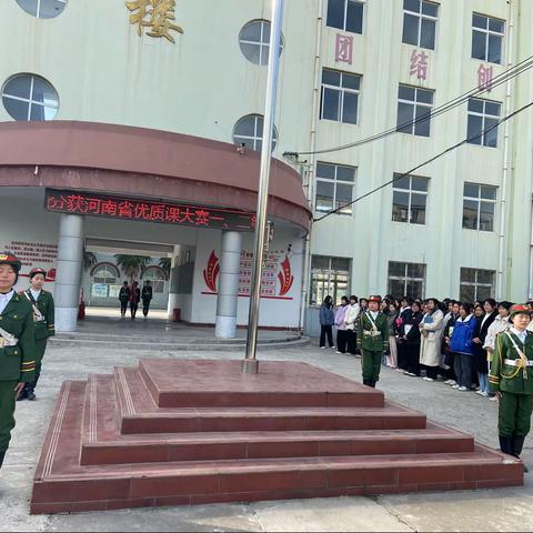 舞钢师范举行以“理想照亮青春，奋斗成就梦想，自律赢得未来”为主题的升旗仪式。