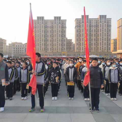 策马扬鞭奋蹄疾，乘势而上正当时——阳信县第一实验学校初中部周一升旗仪式暨线上足球比赛表彰大会