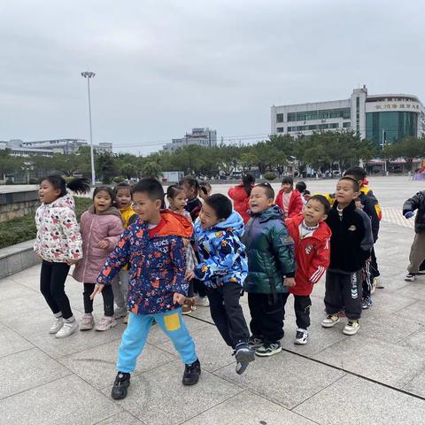 《一起“趣”跑🏃‍♂️🏃‍♀️🏃‍♂️》——幼一班接力赛跑步