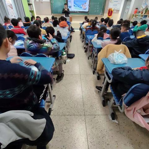 大学路小学三1班STEM主题课程剪影  纸的奥秘