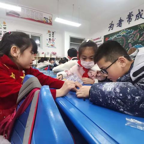 大学路小学三7班STEM主题课程剪影  洒不出的液体