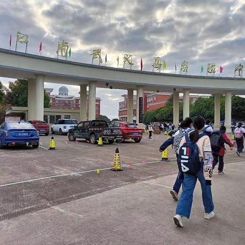 风雨无阻，爱心护卫——致实验中学七二班校园志愿者护卫队