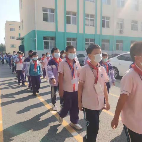 坚定信⼼战疫情，同⾈共济筑防线         ——遵化市第三实验小学