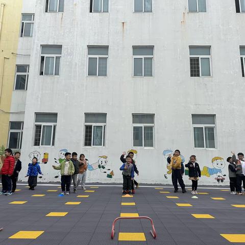 新华路幼儿园大班足球启蒙课