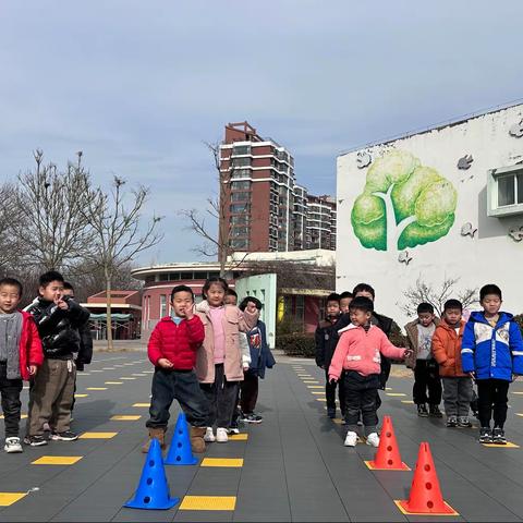 玉龙湾幼儿园中班足球启蒙课