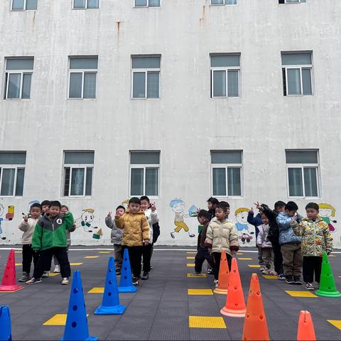 新华路幼儿园大班足球启蒙课