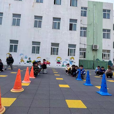 新华路幼儿园中班足球启蒙课