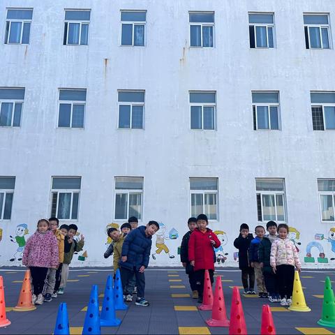 新华路幼儿园大班足球启蒙课