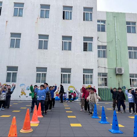 新华路幼儿园中班足球启蒙课