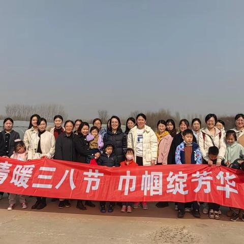 “赴春天之约，绽巾帼芳华”黄岛支行三八妇女节草莓采摘活动