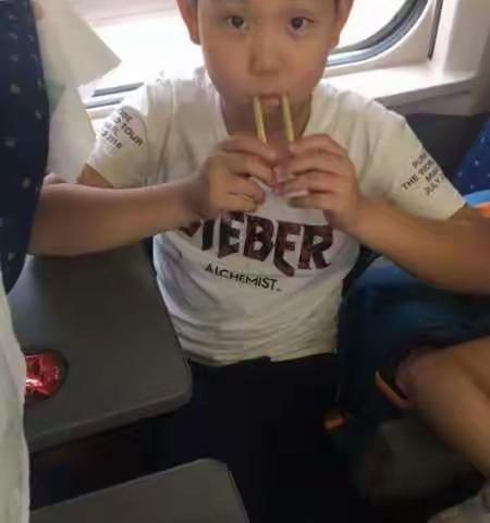 军装在身，钢铁将代替稚气，坚强将战胜懦弱，自立将取代依赖。——段伟祺