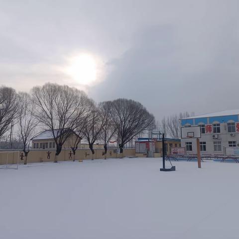 【雪花纷飞扮校园 扫雪除冰暖人心-闻马庄小学扫雪行动】