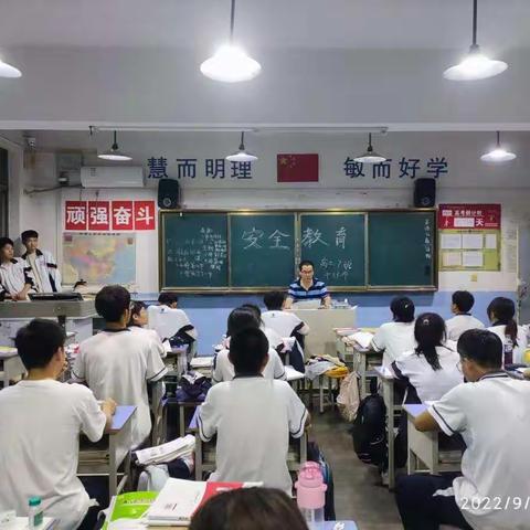 强化安全管理，共建和谐校园
