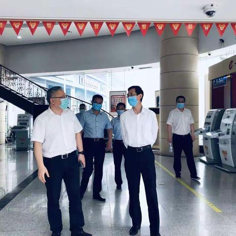 武汉分行赖行长陪同省分行施行长一行实地考察自贸分行鲁巷支行5G智慧网点建设项目