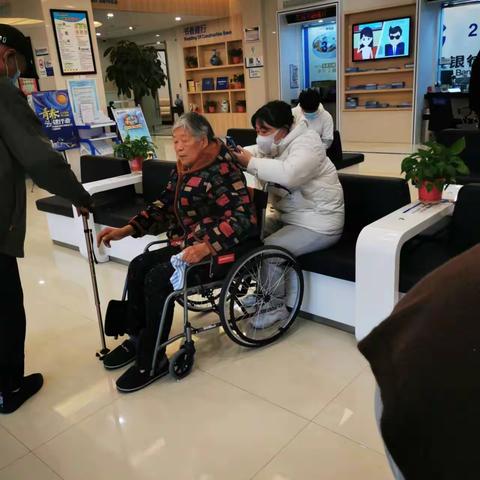 八旬老人需帮助，银行服务暖人心