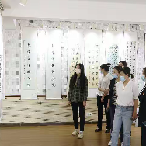 县营商局参观“廉雨润心田 清风进万家”廉政艺术作品展