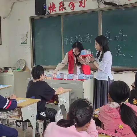 财务管理学院学生第一党支部赴海口云岭村开展禁毒宣传