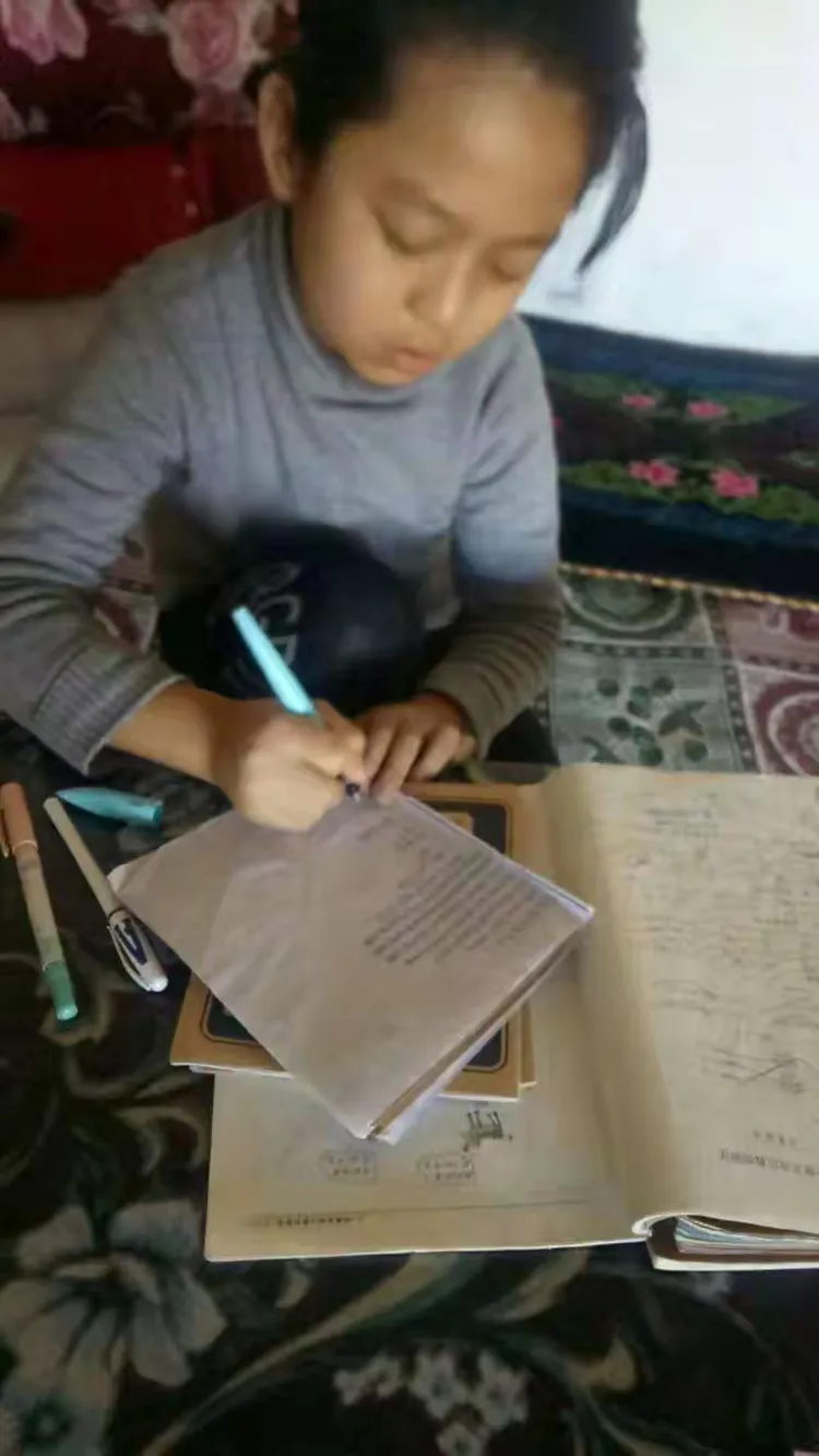 面对疫情,那拉提镇中学教师"离校不离教",学生"停课不停学",同心合力
