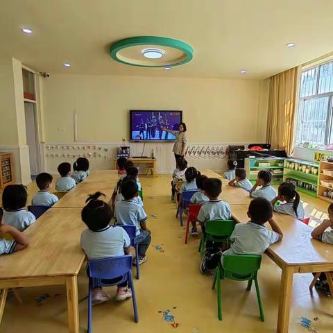 "童心颂祖国，浓浓爱国情"第四实验小学附属幼儿园中一班国庆节主题活动